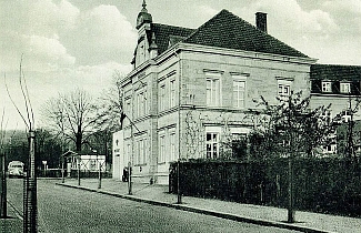 Blick über die Bahnhofstraße zur Post und Bahnübergang (links)