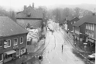 Die Filiale der Volksbank, an der Bahnhofstraße 16 wird 1980  abgerissen