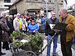 Übergabe der Fastnachtakten auf dem Oberen Markt mit Musik: Im Hintergrund spielt ein Ensemble aus Gourdon - im Rollstuhl genießt der letzte  "Central" Schäffer, Franz Hoffschulte, den Melodienreigen der französischen Gäste. Vorn rechts studiert VHS-Vizechef Dr. Peter Erf schon mal einen Teil der Dokumente. Was darin steht, scheint Lothar Huss, stellvertretender Vorsitzender des Fördervereins Stadtmuseum (links daneben) bereits zu wissen (Foto: Klaus Rotte) 