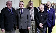 Bürgermeister Heinz Steingröver (l.) und der Vorsitzende des Fördervereins, Joachim Michels (Mitte) mit den Sammlern Georg Kipp (2.v.l), Friedrich Reimpell (2.v.r.) und Clemens Beckemeyer (r.). (Foto: Brigitte Striehn)