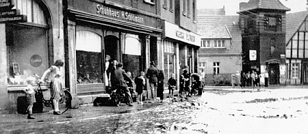 Foto aus den 50er-Jahren: Überschwemmung in der Münsterstraße.  Im Hintergrund der Trafo Bachstraße