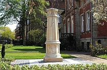 Eine Stadtpumpe nach historischem Vorbild auf dem kleinen Nachbargrundstück des Stadtmuseums Ibbenbüren