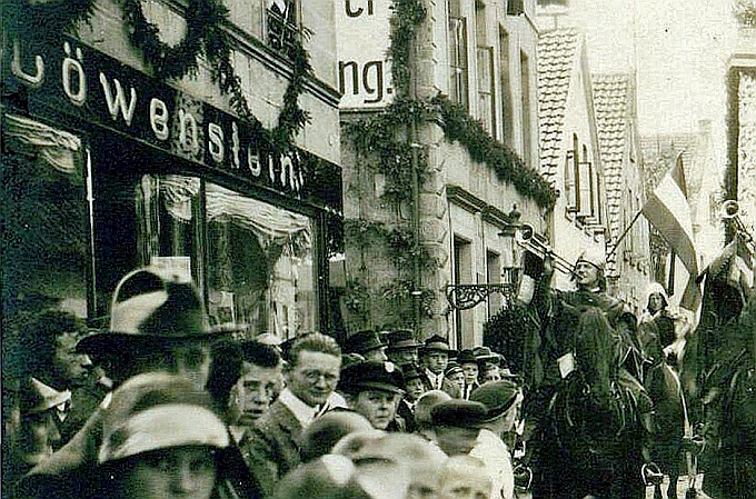 Blick von Unteren Markt (Textilgeschäft Löwenstein) in die Poststraße 