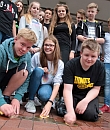 Schüler schrubben Stolpersteine